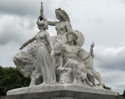 The Queen of America, Albert Memorial, Kensington (Photo © Andelys Wood)